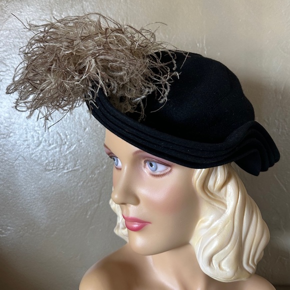GLAMOROUS 1930S\' BLACK FELT HAT WITH WAVY TRIPLE BRIM + OSTRICH FEATHERS main image 14